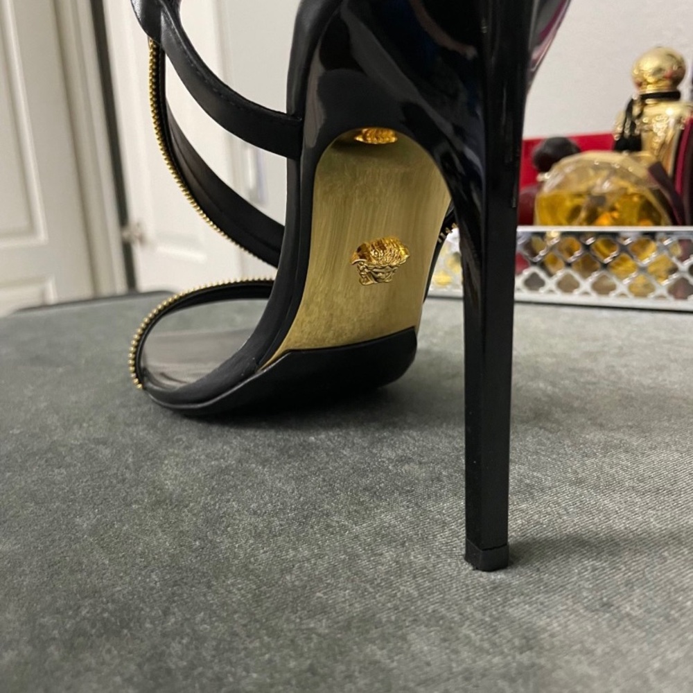 Versace - Picture 6 of 7